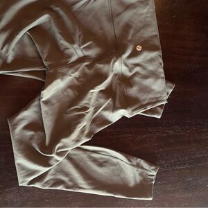 Lululemon Dark Olive wunder train 25” size 6 EUC